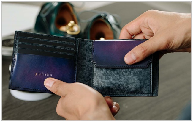 YUHAKUのベラトゥーラシリーズの二つ折り財布