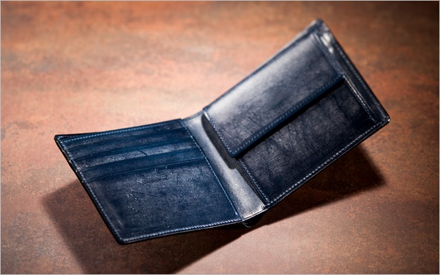 ココマイスターのブライドルレザーの二つ折り財布