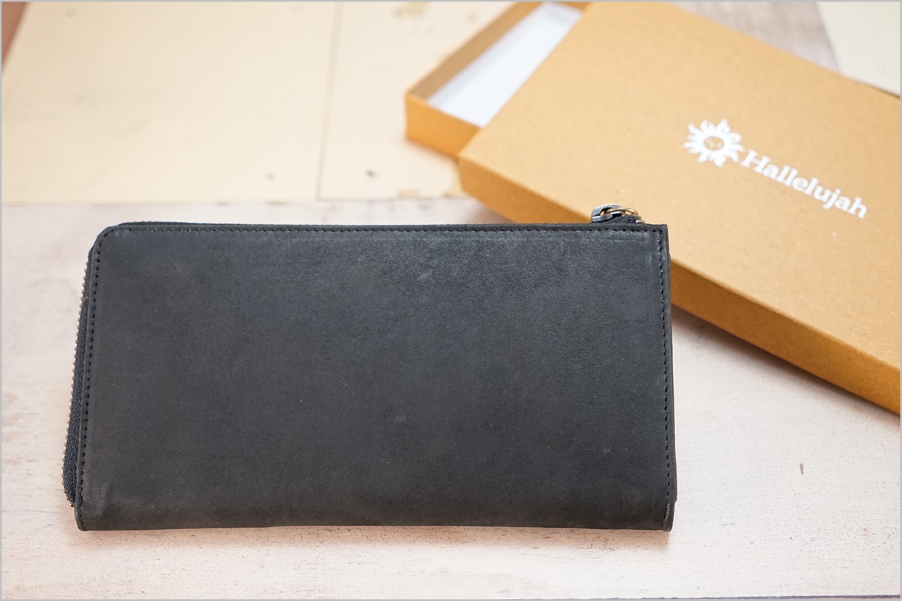 ハレルヤの型長財布「SMARTY」を箱から取り出したところ