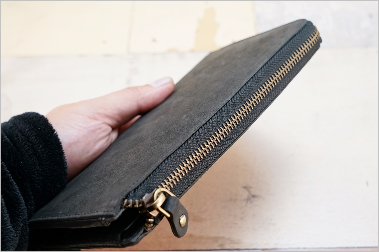 ハレルヤの型長財布「SMARTY」に中身をいれて横からみたところ