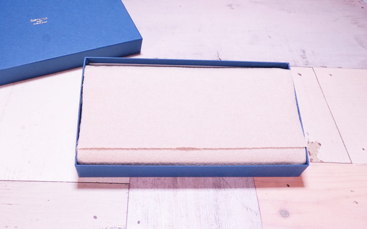 ブリランテ × クロコダイル ラウンドジップ長財布の外箱2