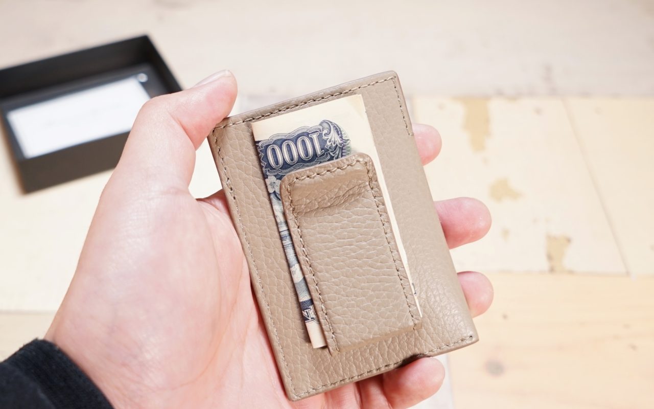 アドリアレザー マネークリップ&カードホルダーに四つ折りの千円札を挟んだところ
