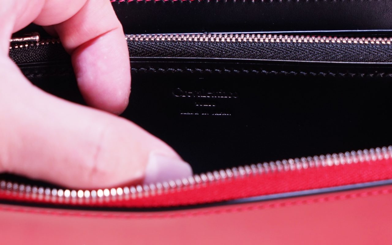 アニリン染め手縫いコードバン財布のロゴ