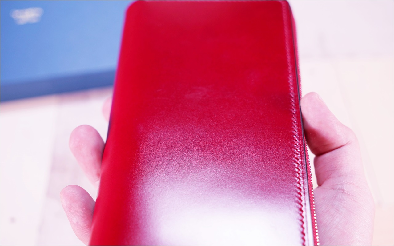 アニリン染め手縫いコードバン財布の表面