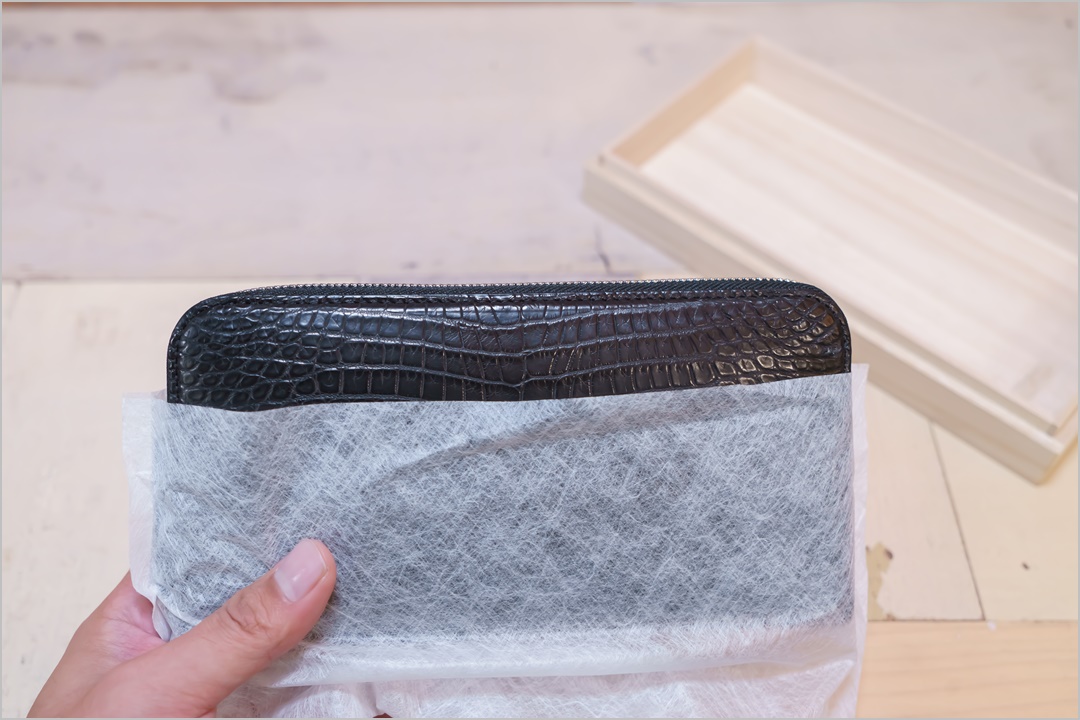 東京クロコダイルのマットクロコダイルの不織布と財布