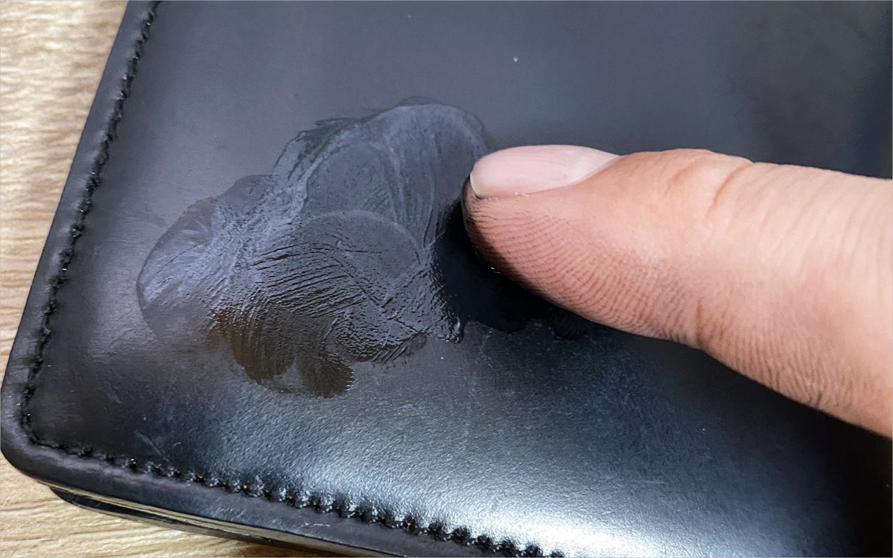 コロニル1909シュプリームクリームデラックスの黒をコードバンの財布に塗ったところ2