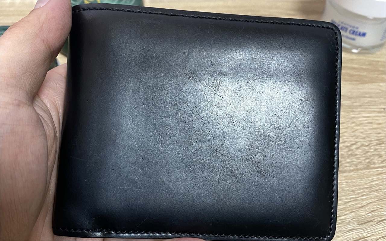 コロニル1909シュプリームクリームデラックスの黒をコードバンの財布に塗ったところへのブラシ掛けが終わったところ